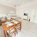 Pacsirta Apartmanhaz דירה אגר