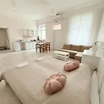 Pacsirta Apartmanhaz * אגר