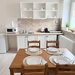 Pacsirta Apartmanhaz * אגר