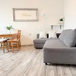 Pacsirta Apartmanhaz *