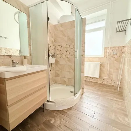 Pacsirta Apartmanhaz Daire *