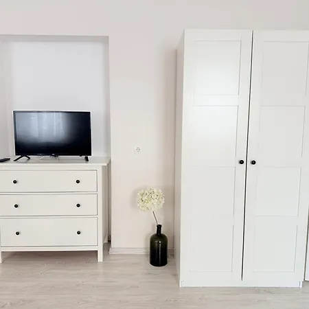 Pacsirta Apartmanhaz * Eğri