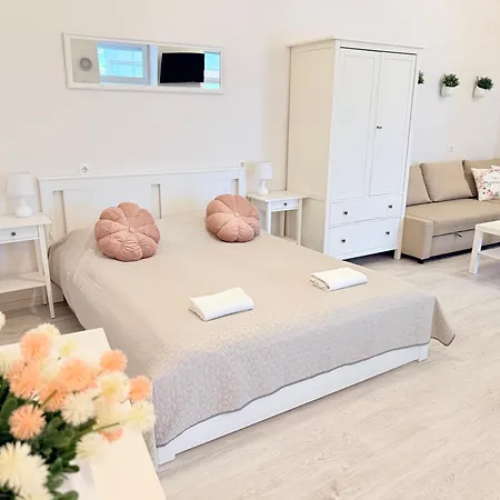 Apartament Pacsirta Apartmanhaz *