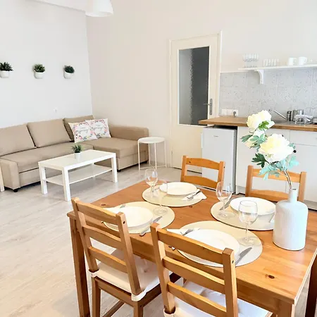 Pacsirta Apartmanhaz * Eğri