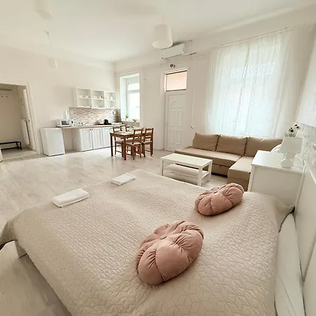 Pacsirta Apartmanhaz * Eğri