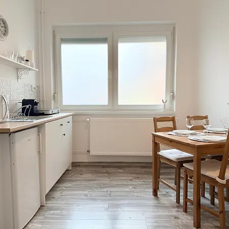 Pacsirta Apartmanhaz Daire Eğri