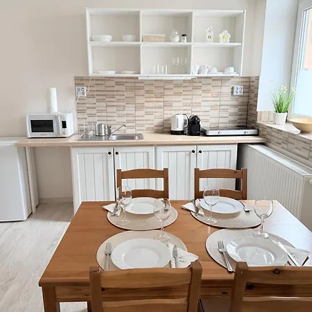 Pacsirta Apartmanhaz * Eğri