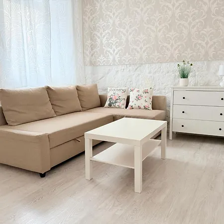 Pacsirta Apartmanhaz * Eğri
