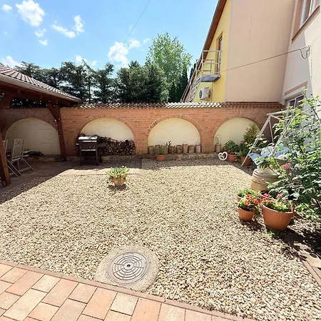 Daire Pacsirta Apartmanhaz *