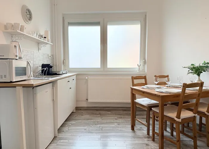 Pacsirta Apartmanhaz Apartament Eger